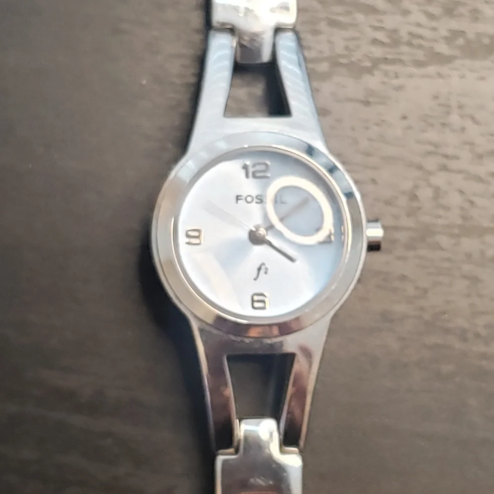 Fossil Silver Tone Bracelet Watch Women’s Minimalist Analog Watch - Picture 4 of 4